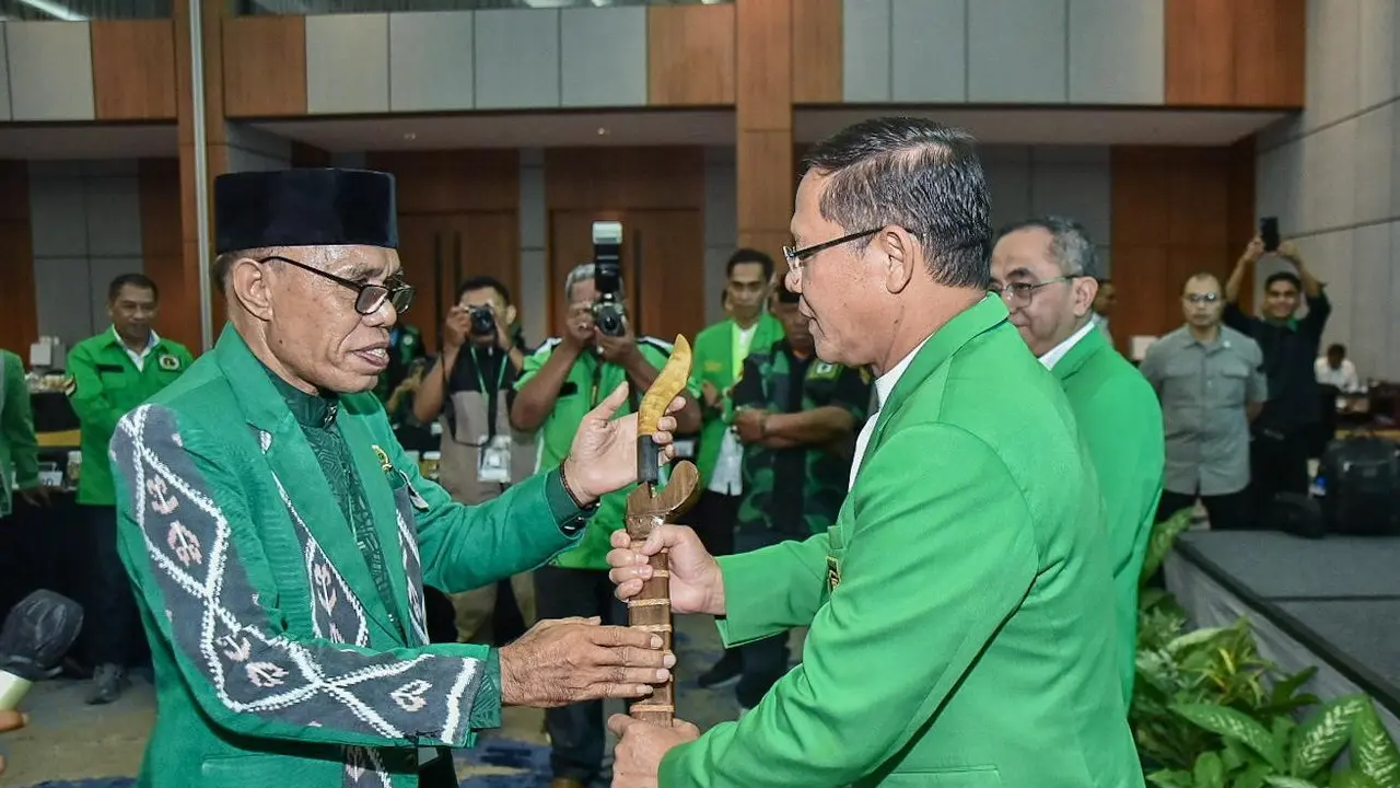 Plt Ketua Umum Partai Persatuan Pembangunan (PPP) Muhamad Mardiono (kanan) mendapatkan dukungan dari 22 kabupaten/kota yang ada di Nusa Tenggara Timur (NTT) untuk maju menjadi calon ketua umum definitif di Muktamar X PPP mendatang (Istimewa)