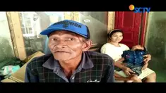 Seorang pemulung di Banyumas, Jawa Tengah, berkeliling memungut sampah bersama anaknya yang lumpuh dengan becak.