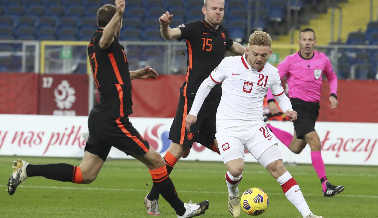 Pemain Polandia, Kamil Jozwiak membawa bola dari kawalan pemain Belanda, Daley Blind, dan Davy Klaassen pada pertandingan UEFA Nations League di Silesian Stadium, Polandia, Rabu (18/11/2020). Belanda menang 2-1 atas Polandia. (AP Photo/Czarek Sokolowski)