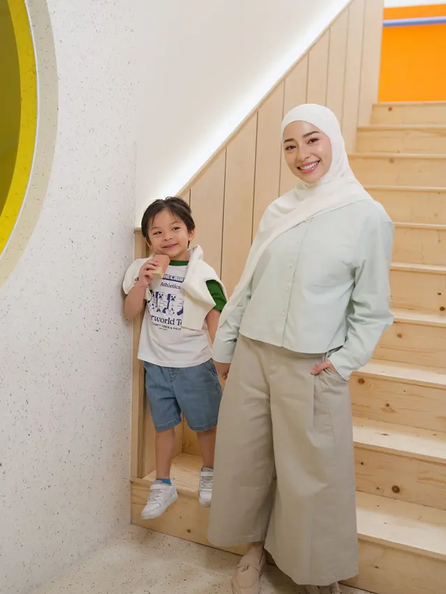 Nikita Willy Memilih Pakaian yang Nyaman dan Simple untuk Sang Buah Hati