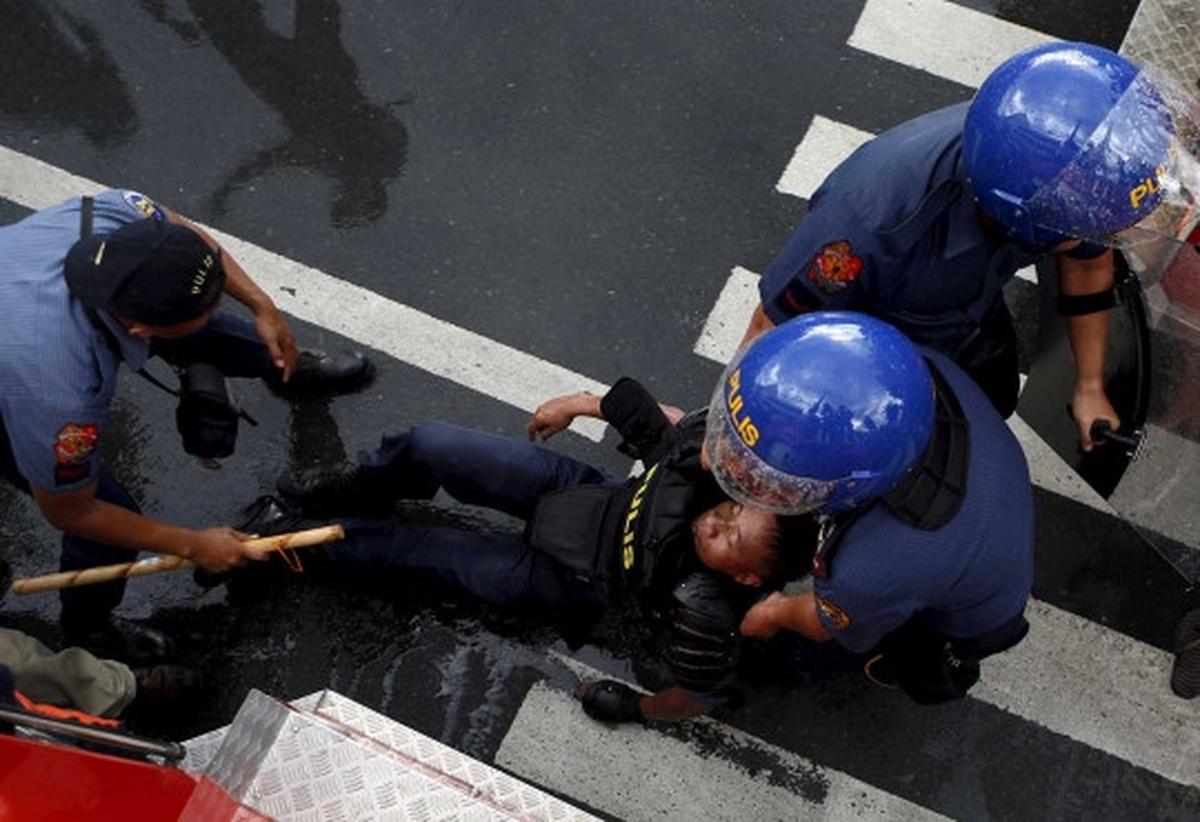 Mencekamnya aksi demonstrasi anti APEC di Filipina