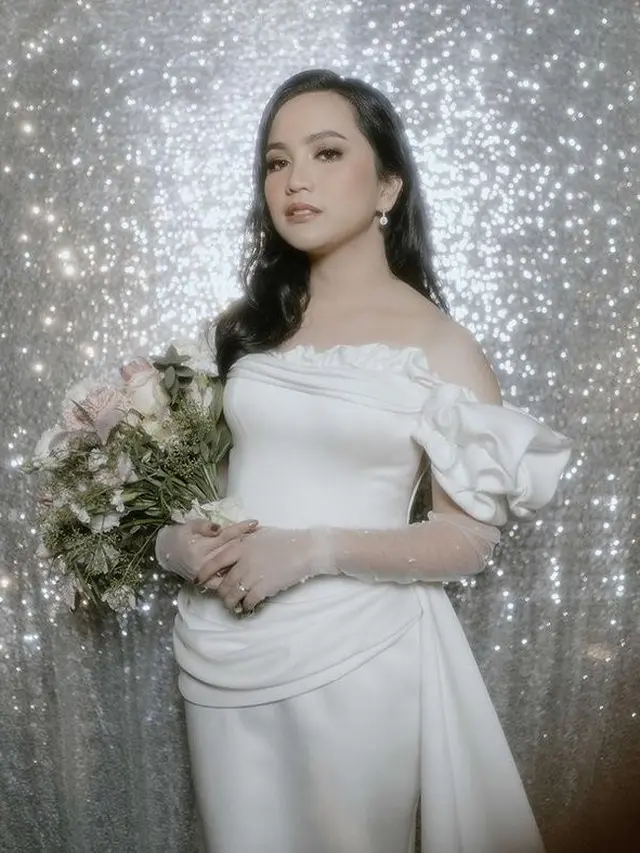 Pakai Gaun Putih, Ini 7 Potret Rachel Amanda dalam Resepsi Pernikahannya yang Menawan