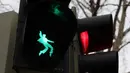 Sebuah lampu lalu lintas bergambar siluet Elvis Presley tengah berdansa di Friedberg, Jerman pada 7 Desember 2018. Para pengendara atau pun pejalan kaki akan melihat Elvis seolah sedang bergoyang dan bernyanyi. (Yann Schreiber / AFP)