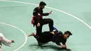 Pendekar Pagar Nusa saat bertarung dalam Kejurnas dan Festival III Pencak Silat di Padepokan Pencak Silat, TMII, Jakarta, Sabtu (4/1). Kejuaraan ini diikuti ratusan pendekar silat Pagar Nusa dari seluruh Indonesia. (Bola.com/Yoppy Renato)