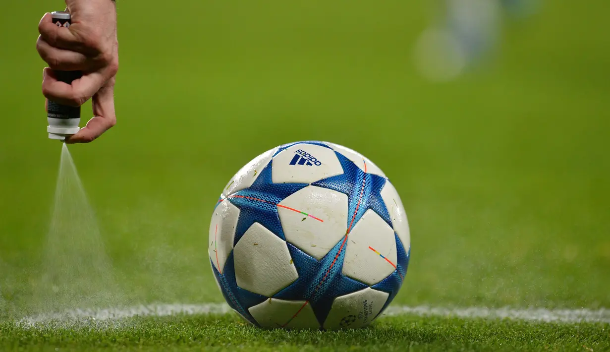 Wasit Pavel Kralovev memberikan garis batas bola dalam laga antara Chelsea melawan Dynamo Kiev dalam lanjutan fase grup Liga Champions di Stadion Stamford Bridge, London, Kamis (5/11/2015) dini hari WIB. (AFP Photo/Glyn Kirk)