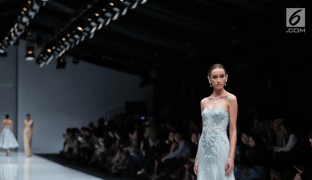Seorang model berpose diatas catwalk mengenakan karya desainer Cherryn Lim di Jakarta Fashion Week (JFW) 2018 di Senayan City, Jakarta, Kamis (26/10). (Liputan6.com/Faizal Fanani)