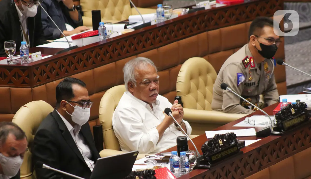 Menhub Budi Karya Sumadi bersama Menteri PPUPR Basuki Hadimuljono dan Kepala Korps Lalu Lintas Polri Irjen Pol Firman Santyabudi menyampaikan pemaparan dalam Rapat Kerja/Rapat Dengar Pendapat dengan Komisi V DPR RI di Kompleks Parlemen, Jakarta, Senin (20/6/2022). (Liputan6.com/Angga Yuniar)