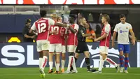 Selebrasi para pemain Arsenal setelah Leandro Trossard mencetak gol ke gawang Barcelona pada laga uji coba pramusim Champions Cup 2023 di Inglewood, California, USA (26/7/2023). (AP Photo/Ashley Landis)