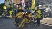 Daftar ke KPU Naik Becak, Bacaleg Golkar dapat Ucapan Terima Kasih dari Masyarakat (dewi Divianta/Liputan6.com)