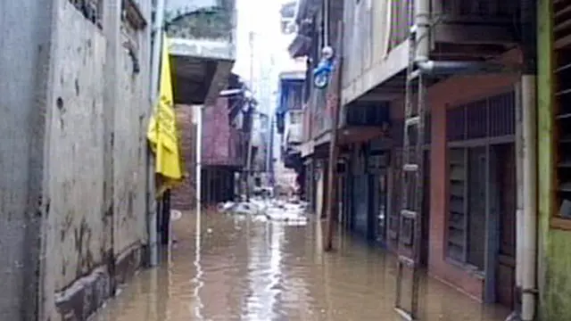 [VIDEO] Banjir Kampung Pulo Surut, Warga Bersih-bersih Lumpur