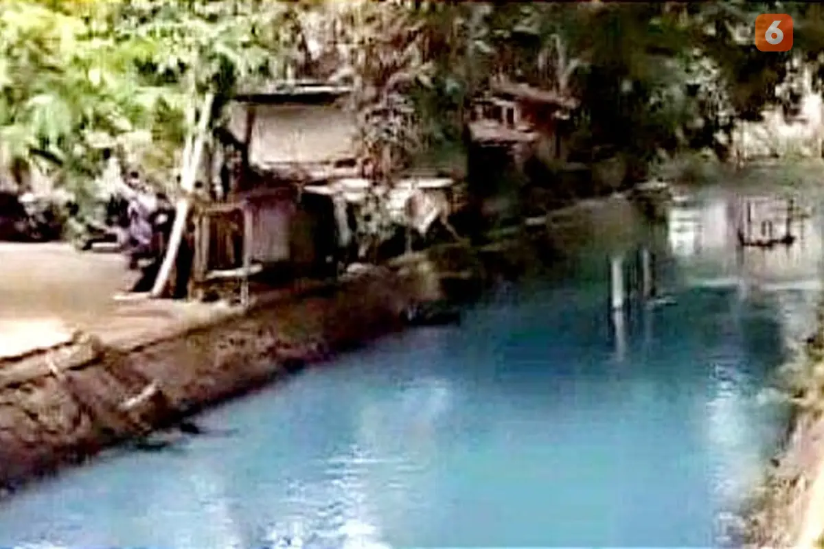 Sungai di Desa Sambiroto, Mojokerto berubah warna jadi biru (Liputan6.com/Istimewa)