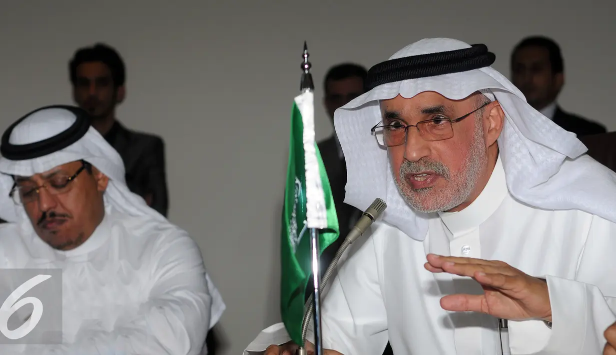 Dubes Arab Saudi untuk Indonesia, Mustafa Ibrahim Al-Mubarak (kanan) menjawab pertanyaan di Kedutaan Besar Arab Saudi di Jakarta, Jumat (18/9/2015). Mustafa memberikan pernyataan resmi terkait insiden Masjidil Haram. (Liputan6.com/Helmi Fithriansyah)