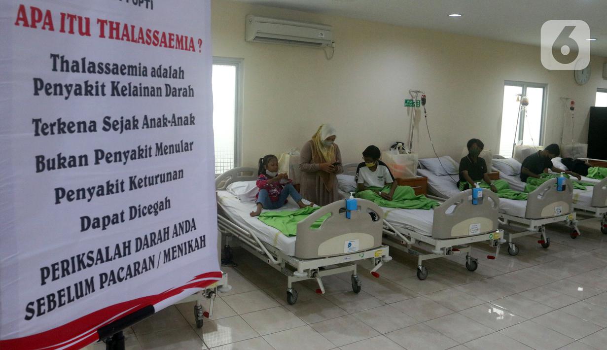 Anak-anak penderita thalasemia (penyakit kelainan darah) saat melakukan transfusi darah di RSUP Fatmawati, Jakarta, Rabu (18/10/2023). Pemerintah menyediakan anggaran sebesar Rp 2,78 triliun untuk membiayai perawatan transfusi darah hingga obat-obatan bagi pasien  penyandang thalasemia di Indonesia. (merdeka.com/Arie Basuki)