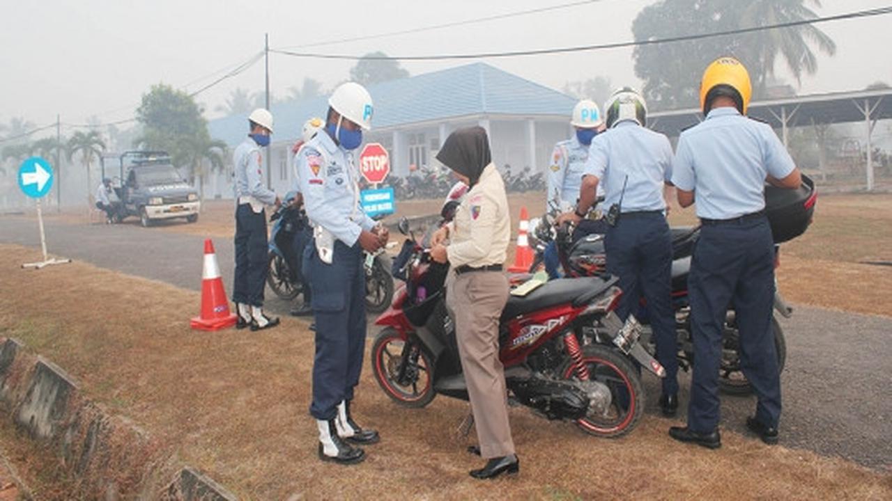 Aksi POM TNI AU bagikan masker biar rakyat tak sesak