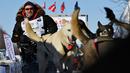 Aaron Burmeister dan timnya meninggalkan garis start Iditarod Sled Dog Race di Deshka Landing di Willow, Alaska, Minggu (7/3/2021). Tim anjing yang dipimpin oleh para pengemudi yang dikenal sebagai mushers berlari melintasi jalan-jalan bersalju. (Marc Lester/Anchorage Daily News via AP)