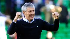 Pelatih Real Betis Quique Setien merayakan gol Loren ke gawang Villarreal CF pada pertandingan Liga Spanyol di Stadion Benito Villamarin, Sevilla, Spanyol, 3 Februari 2018. Setien resmi diangkat sebagai pelatih anyar Barcelona. (CRISTINA QUICLER/AFP)