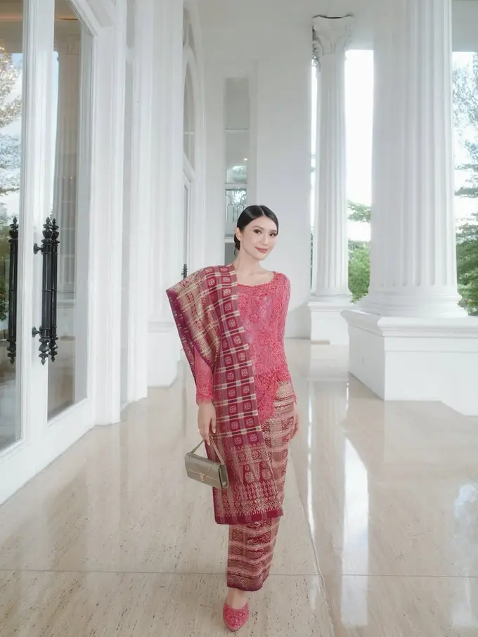 Pesona Anissa Aziza Dibalut Kebaya dan Ulos Nuansa Pink di Pernikahan Adik Raditya Dika, Kompak Bareng Dua Anak