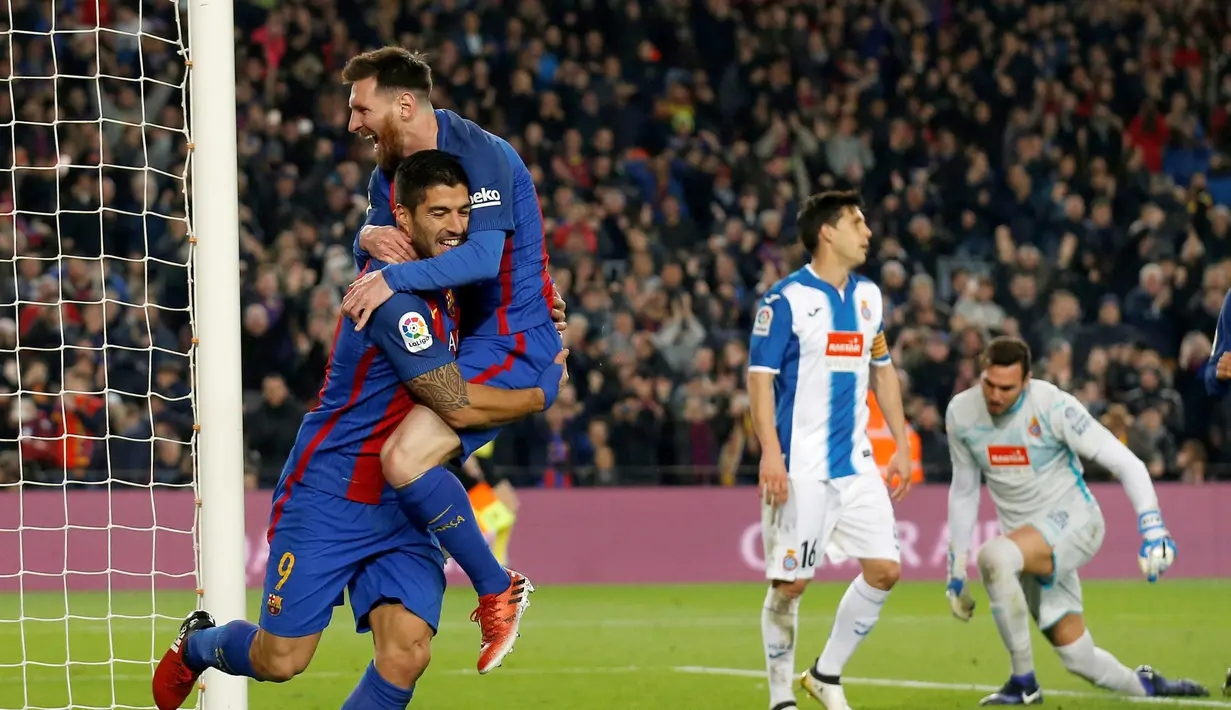 Pemain Barcelona, Luis Suarez dan Lionel Messi merayakan gol saat melawan Espanyol pada lanjutan La Liga Spanyol di Camp Nou, (18/12/2016). Barcelona menang 4-1. (REUTERS/Albert Gea)