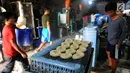 Pekerja menyelesaikan pembuatan kerupuk kaleng di Tangsel, Banten, Jumat (21/6/2019). Kenaikan harga tepung tapioka menyebabkan produsen kerupuk mengurangi kualitas kerupuk di industri kerupuk yang mamproduksi 1000 krupuk/hari dengan harga jual Rp 600/kerupuk. (merdeka.com/Arie Basuki)