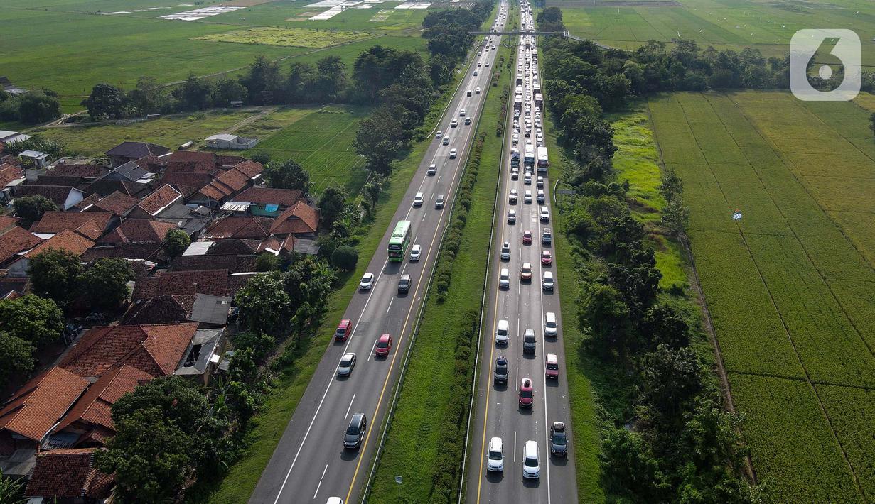 Untuk mengantisipasi lonjakan pemudik, beberapa ruas tol menerapkan sistem satu arah atau one way, jalur pasang surut atau contra flow, hingga ganjil genap. (Liputan6.com/Herman Zakharia)