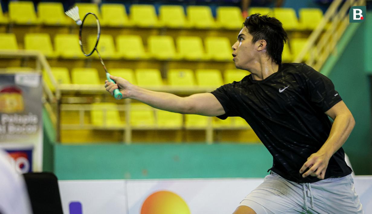 Selebritas Indonesia, El Rumi berusaha mengembalikan shuttle cock ke arah lawannya, Jefan Nathanio dalam cabang olahraga bulu tangkis nomor tunggal putra Turnamen Olahraga Selebriti Indonesia (TOSI) season 2 di GOR POPKI Cibubur, Jakarta Timur, Sabtu (13/01/2023). El Rumi menang dua set langsung (21-14, 21-16). (Bola.com/Bagaskara Lazuardi)