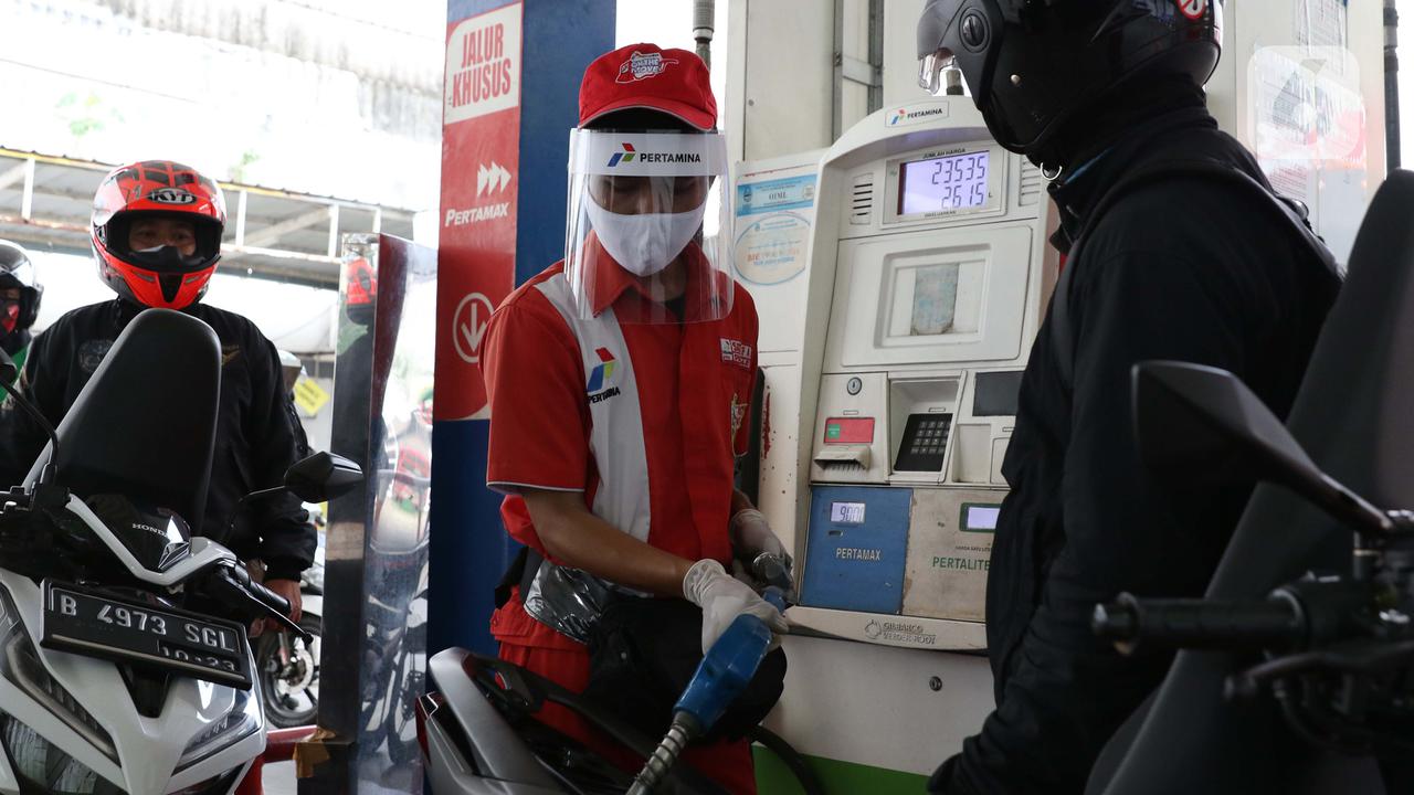 Cegah Penyebaran COVID-19, Petugas SPBU di Depok Kenakan Pelindung Wajah