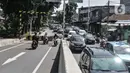 Pengendara motor menerobos separator yang menutup akses jalan layang atau flyover tapal kuda Lenteng Agung, Jakarta, Minggu (28/2/2021). Minimnya pengawasan menyebabkan banyak pengendara sepeda motor nekat menerobos flyover tapal kuda Lenteng Agung yang masih ditutup. (merdeka.com/Iqbal S Nugroho)