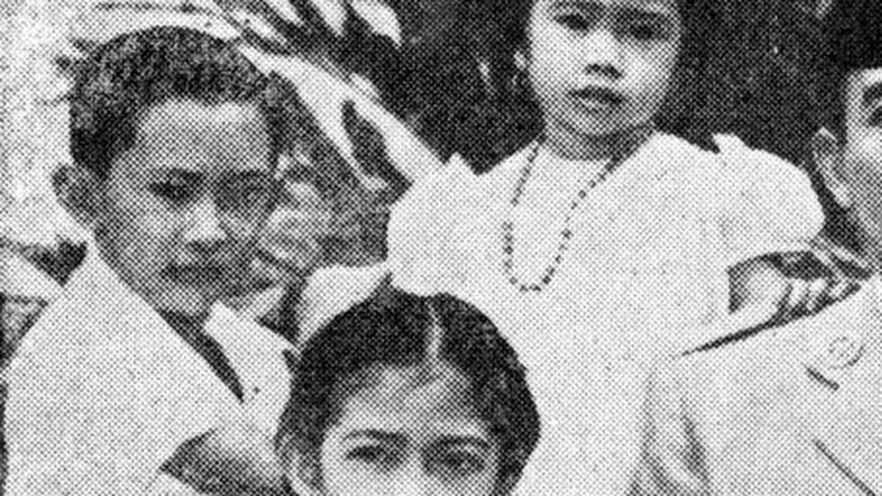 Potret Gadis Kecil Berponi Bersama Orangtuanya, Tak Disangka Punya Nasib Bagus Pernah Jadi Orang Paling Disegani