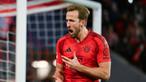 Pemain Bayern Munchen, Harry Kane, melakukan selebrasi setelah mencetak gol ke gawang Augsburg dalam laga pekan 11 Bundesliga 2024/2025 yang dihelat di Allianz Arena, Sabtu (23/11/2024). (AFP/Lukan Barth-Tuttas)