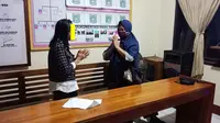 Korban (berkerudung) dan pelaku pencopetan di pasar Mandiraja Banjarnegara saling maaf memaafkan usai mediasi di Polsek Mandiraja, beberapa hari yang lalu. (Foto: Liputan6.com/Polsek Mandiraja)