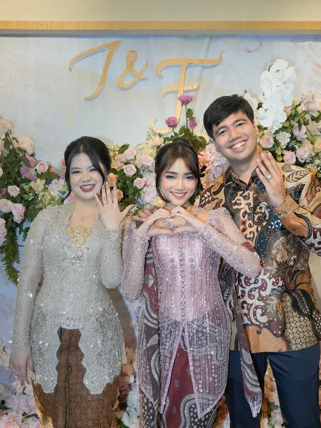 6 Pesona Fuji An dalam Balutan Kebaya Pink di Acara Lamaran Sang Kakak, Frans Faisal