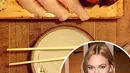 Bagi model asal Amerika Karlie Kloss, 'kencan' berarti menyantap sushi di salah satu restoran terbaik NYC bersama sahabat berbulunya. (via people.com)
