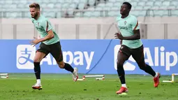 Pemain Portugal Domingos Duarte (kiri) dan rekan satu timnya melakukan pemanasan dalam sesi latihan di Baku (6/9/2021). Di laga Grup A sebelumnya, Portugal menang dramatis 2-1 atas Republik Irlandia berkat sepasang gol sang kapten Cristiano Ronaldo. (AFP/Toflik Babayev)