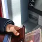 ATM adalah sebuah alat elektronik yang melayani nasabah bank untuk mengambil uang dan mengecek rekening tabungan.