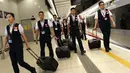 Petugas berjalan di West Kowloon Station pada hari pertama beroperasinya Kereta Rel Ekspres Guangzhou-Shenzhen-Hong Kong di Hong Kong, Minggu (23/9). Jalur rel kereta cepat ini menghubungkan Hong Kong dengan China Daratan. (Tyrone Siu/Pool Photo via AP)