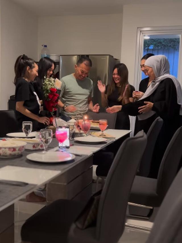 5 Momen Sarita Abdul Mukti Rayakan Ultah Mantan Suami Bareng Anak-Anak