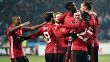 Para pemain Manchester United, merayakan gol yang dicetak Zlatan Ibrahimovic ke gawang FC Zorya Luhansk pada laga Liga Europa di Stadion Chornomorets, Ukraina, Jumat (9/12/2016). MU Menang 2-0 atas Zorya. (AFP/Sergei Supinsky)