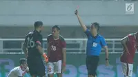 Pemain sayap Indonesia U-23, M Rezaldi Hehanusa (kedua kiri) mendapat kartu merah dari wasit Luk Kin Sun saat melawan Bahrain pada PSSI Anniversary 2018 di Stadion Pakansari, Kab Bogor, Jumat (27/4). Indonesia kalah 0-1. (Liputan6.com/Helmi Fithriansyah)