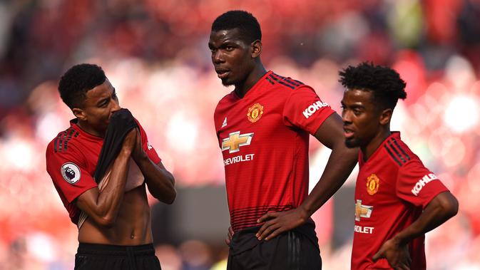 Ekspresi trio Manchester United (MU) Jesse Lingard, Paul Pogba, dan Angel Gomes saat dikalahkan Cardiff City 0-2 pada laga penutup Liga Inggris di Old Trafford, Minggu (12/5/2019). (AFP/Oli Scarff)