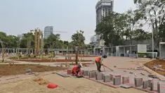 Pekerja menyelesaikan proyek pembangunan pusat kuliner di bekas lahan parkir "Park and Ride" di kawasan MH Thamrin, Jakarta, Sabtu (14/12/2019). Pemprov DKI membangun penyedia ruang usaha mikro kecil ramah lingkungan di kawasan tersebut dengan luas 8.710 meter. (Liputan6.com/Herman Zakharia)