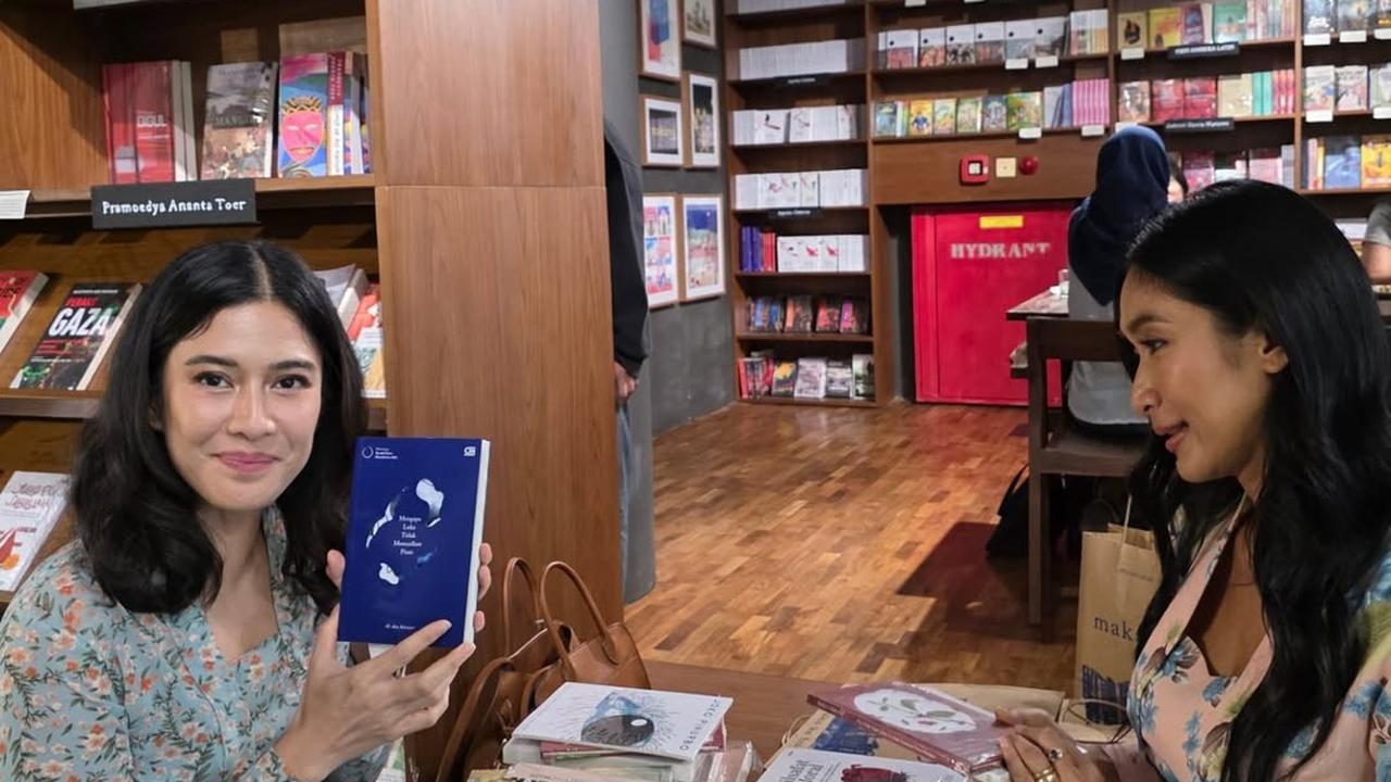 Potret Dian Sastro dan Happy Salma Jalani Book Date Berdua, Kenakan Kebaya dan Dihadiahi Puisi