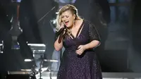 Kelly Clarkson yang terlihat lebih gemuk setelah melahirkan (HawtCeleb)