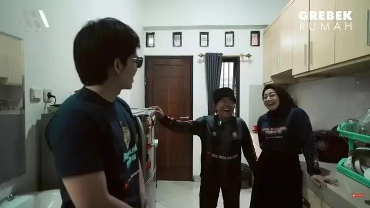Potret Dapur Mungil nan Mewah Komedian Adul, Punya Model yang Elegan dan Fungsional