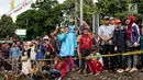 Warga melihat proses evakuasi KRL yang anjlok di kawasan Kebon Pedes, Bogor, Jawa Barat, Minggu (10/3). Kepala Daop I Jakarta Dadan Risdiansyah memastikan penanganan KRL yang anjlok selesai hari ini. (Liputan6.com/Immanuel Antonius)