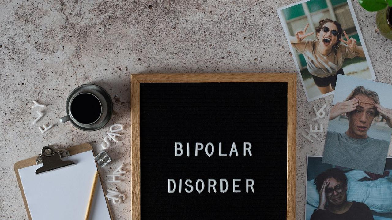 Perubahan suasana hati yang diidap penderita bipolar dapat memengaruhi tidur, energi, aktivitas, penilaian, perilaku, dan kemampuan berpikir jernih.