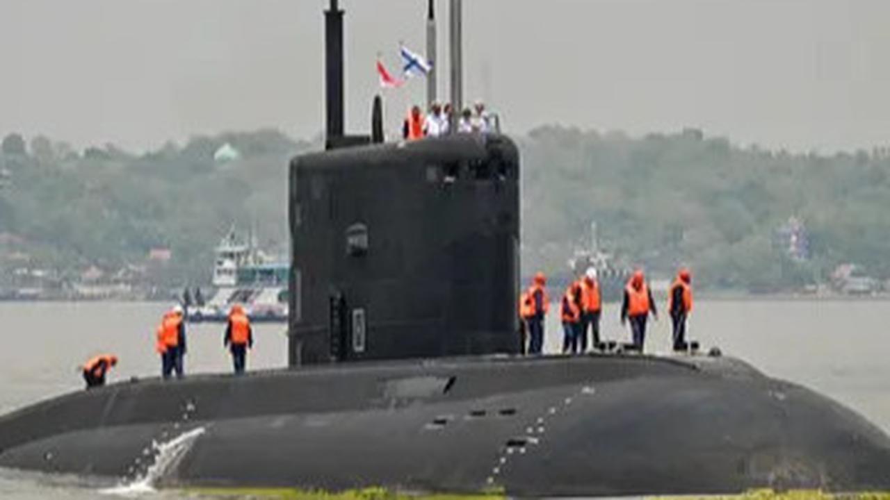 Ikut Latihan Gabungan, Kapal Selam Rusia Berlabuh di Surabaya
