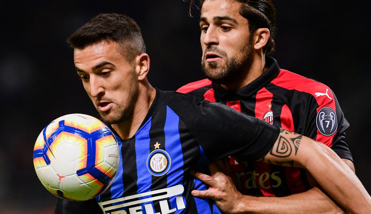 Gelandang Inter Milan, Matias Vecino, mengamankan bola dari bek AC Milan, Ricardo Rodriguez, pada laga Serie A Italia di Stadion San Siro, Milan, Minggu (21/10). Inter menang 1-0 atas Milan. (AFP/Marco Bertorello)