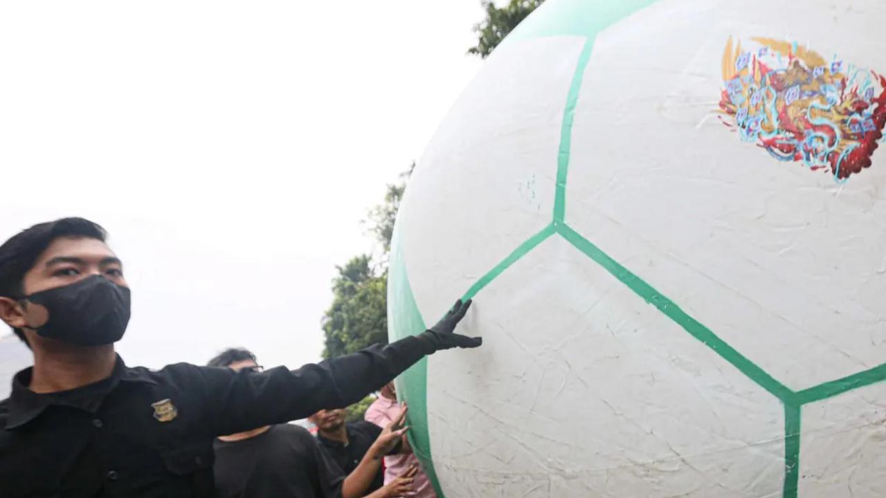 Keramaian acara Trophy Experience Piala Dunia U-17 2023 saat masyarakat antusias mengglindingkan bola raksasa dari Sarinah menuju Bundaran HI selama Car Free Day pada Minggu (15/10/2023).<br>