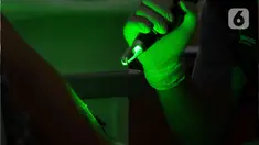 Petugas menggunakan laser khusus untuk menghapus tato seorang peserta hapus tato gratis di Kantor Wali Kota Jakarta Timur, Selasa (4/4/2023). (Liputan6.com/Herman Zakharia)