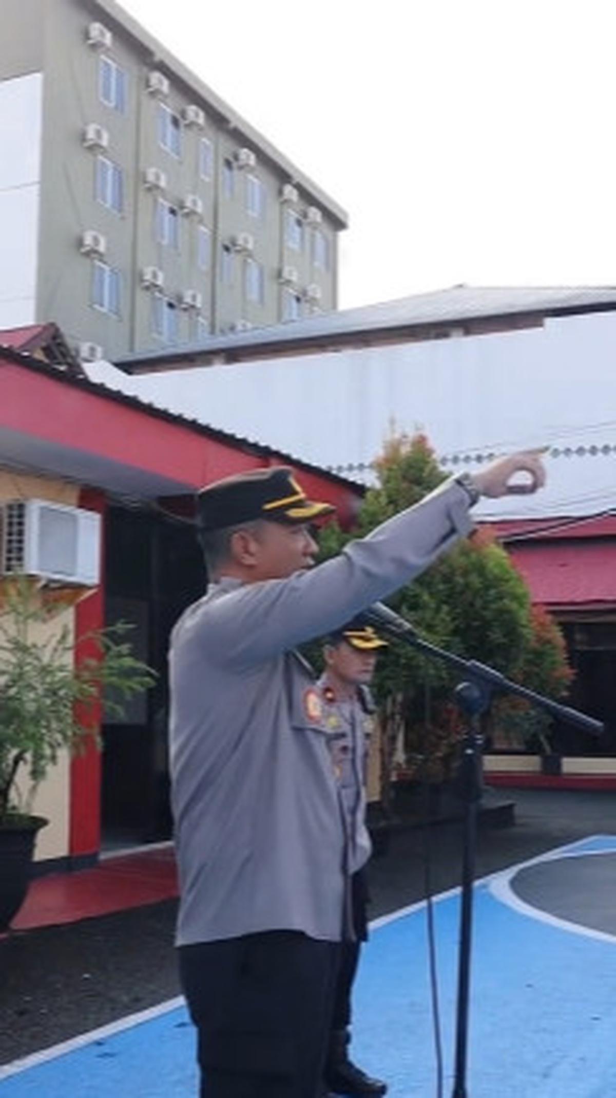 "Satu lagi saya mau ngecek Provos. Kau jangan lari dari tanggung jawab, coba kau ke sini Tri," ujar Kapolres memanggil Provos. <br>